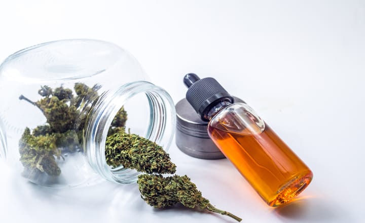 una imagen con brotes y extracto líquido de marihuana medicinal